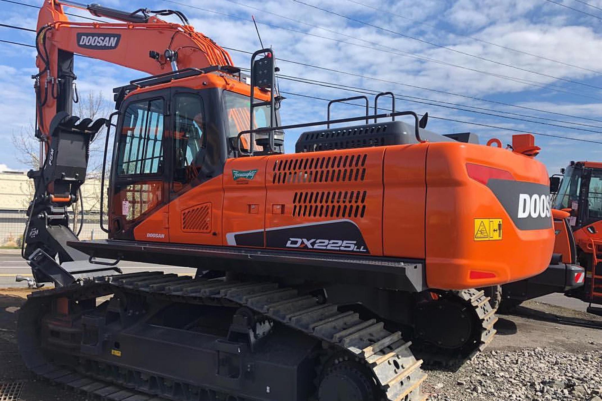 Doosan DX225LL Road Builder 575X375 1 Min