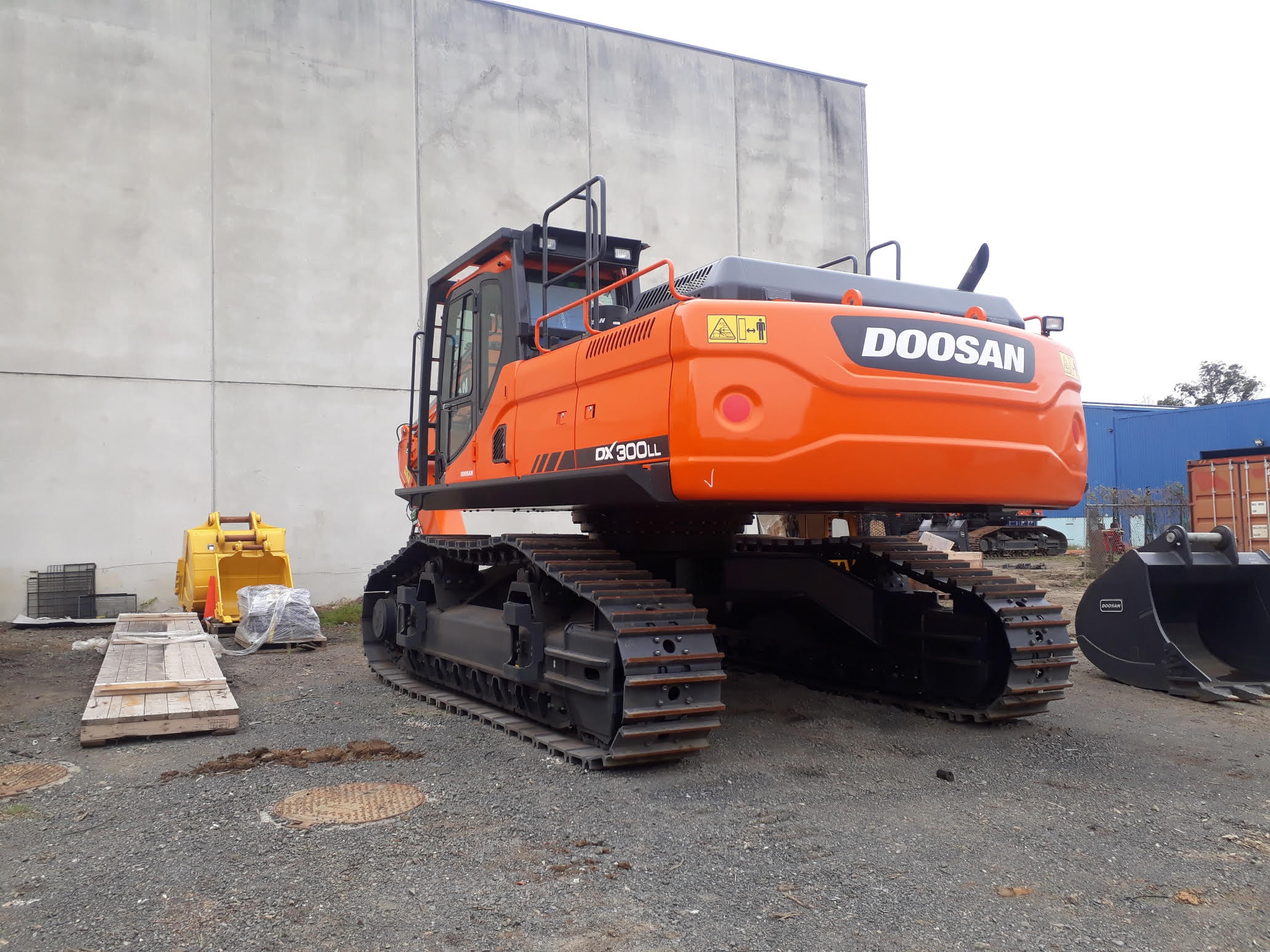 DX300LL Road Builder Min