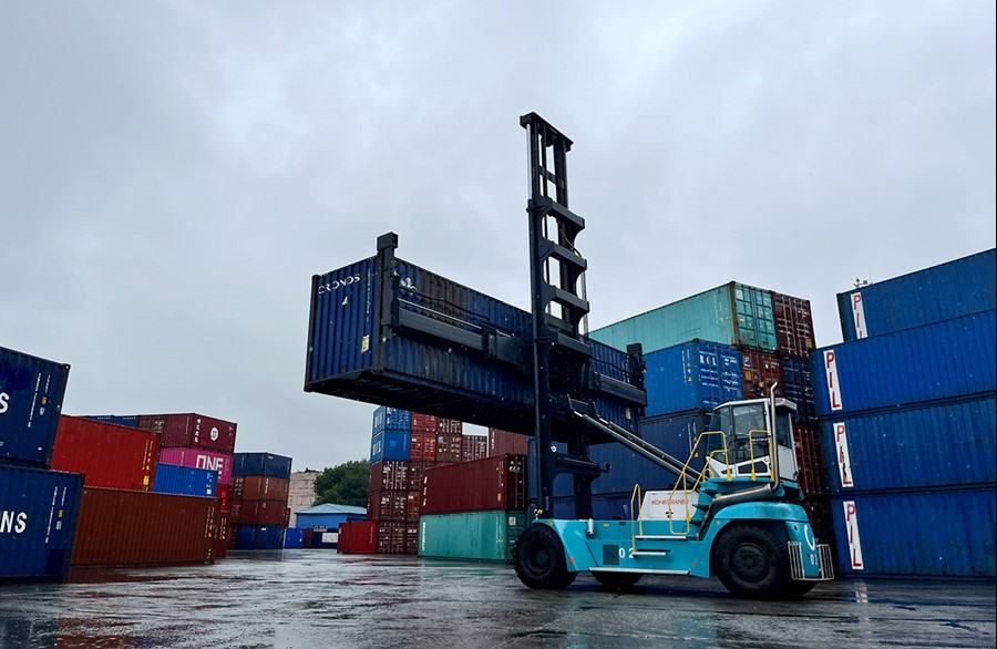 Empty Cmptainer Handler 8 11 Tons 07